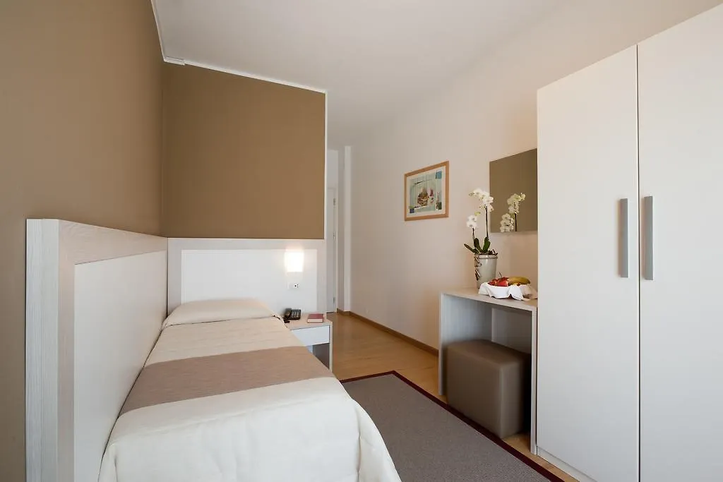 Hotel Canarie リド・ディ・イエゾロ 3*,  イタリア
